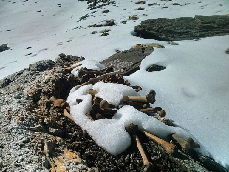 roopkund trek skeletons