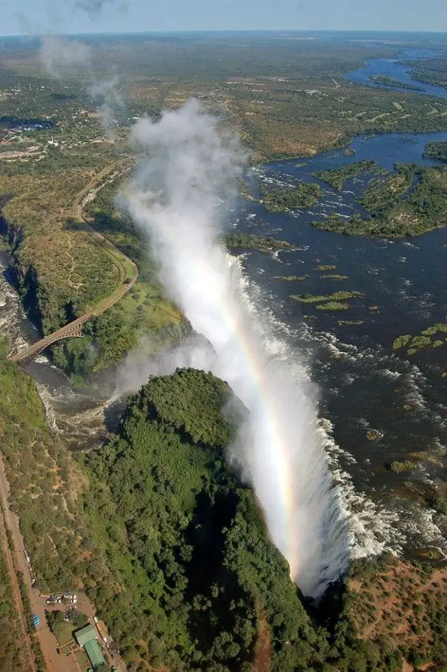 Victoria Falls (Mosi-oa-Tunya) - world's largest water curtain ...