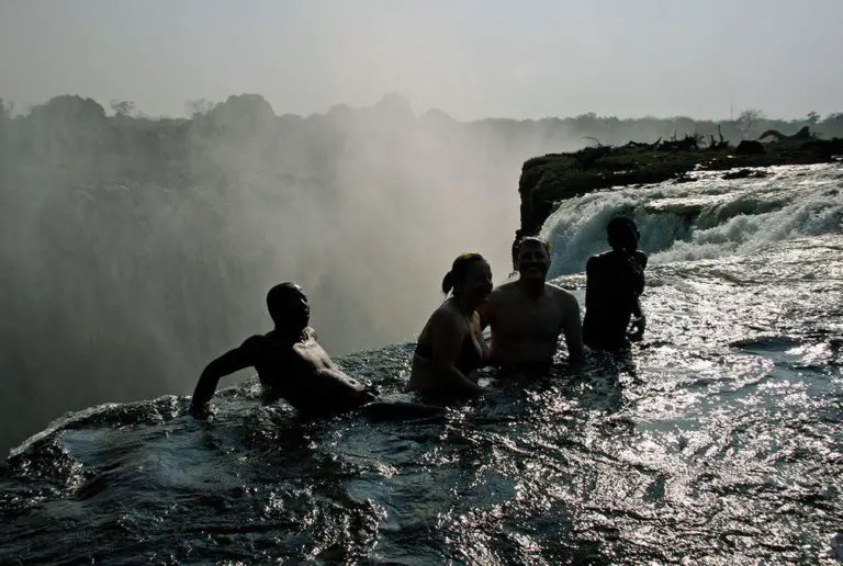 Victoria Falls (Mosi-oa-Tunya) - world's largest water curtain ...