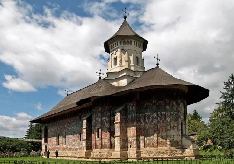 Voronet Monastery (Voroneţ) and Saint George Church | Wondermondo